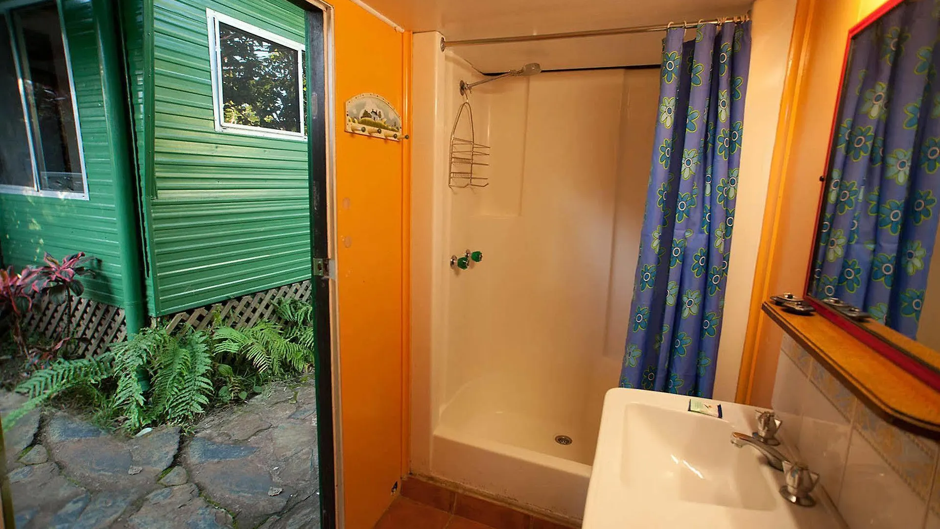 Lake Eacham Tourist Park & Cabins 2*, Lake Eacham